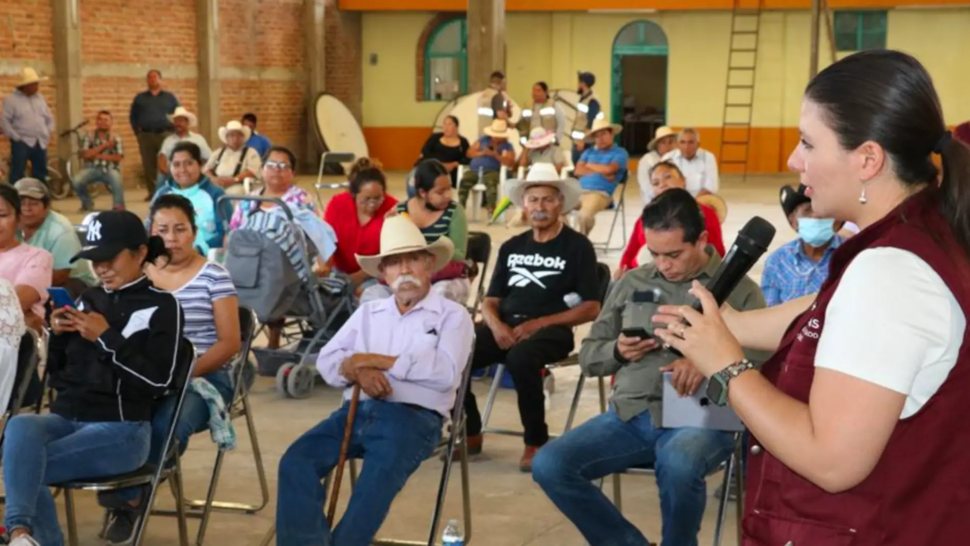 Secretaria General de Gobierno en reunión con habitantes de Cicacalco